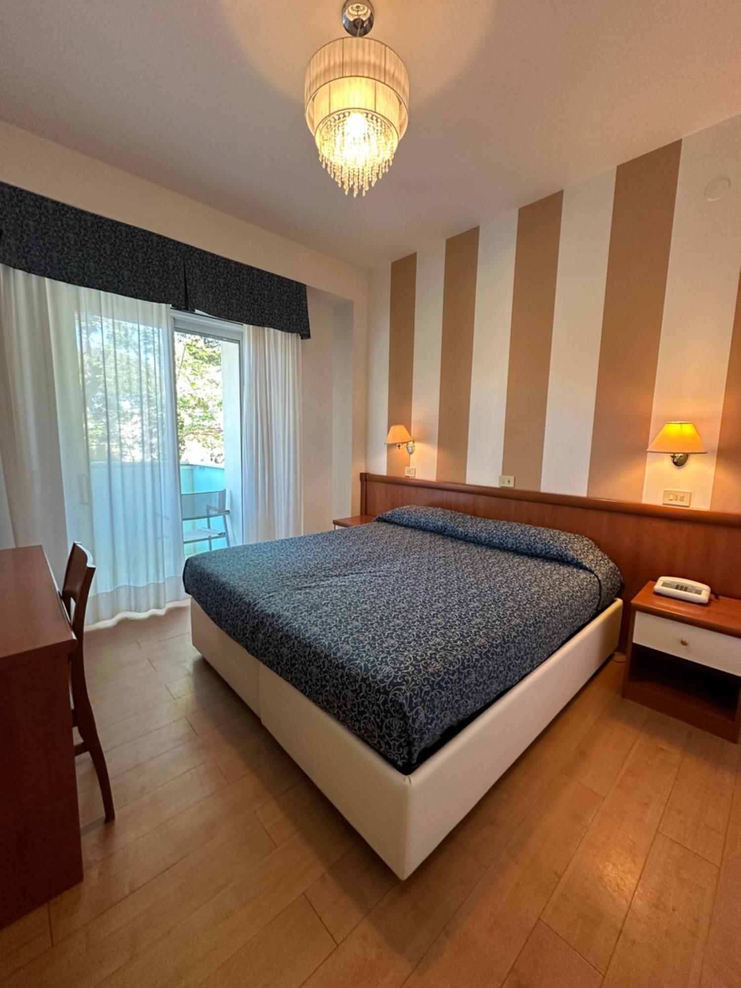 Hotel Mon Pays Риччоне Экстерьер фото