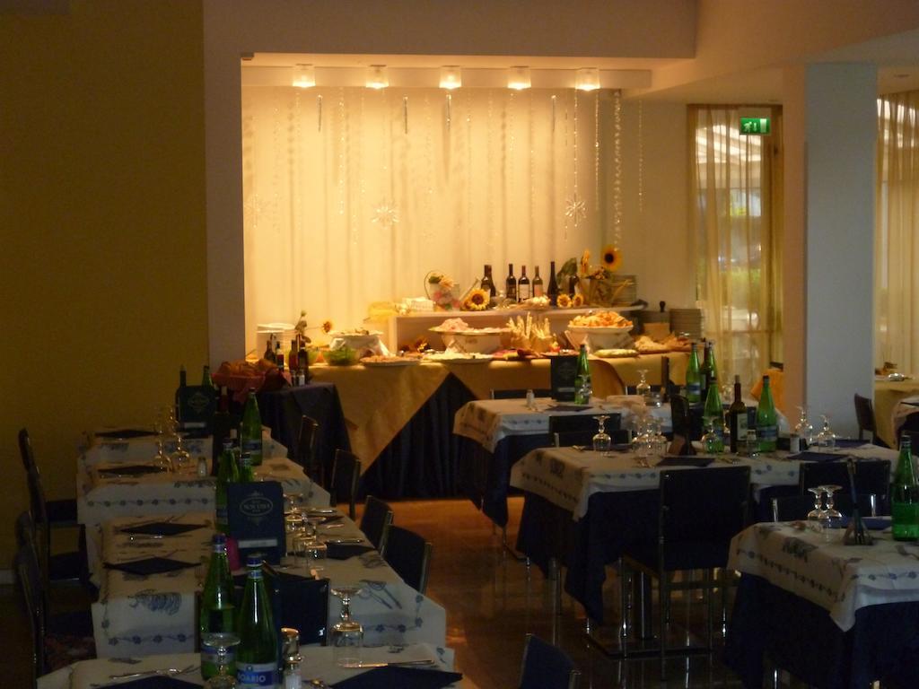 Hotel Mon Pays Риччоне Экстерьер фото