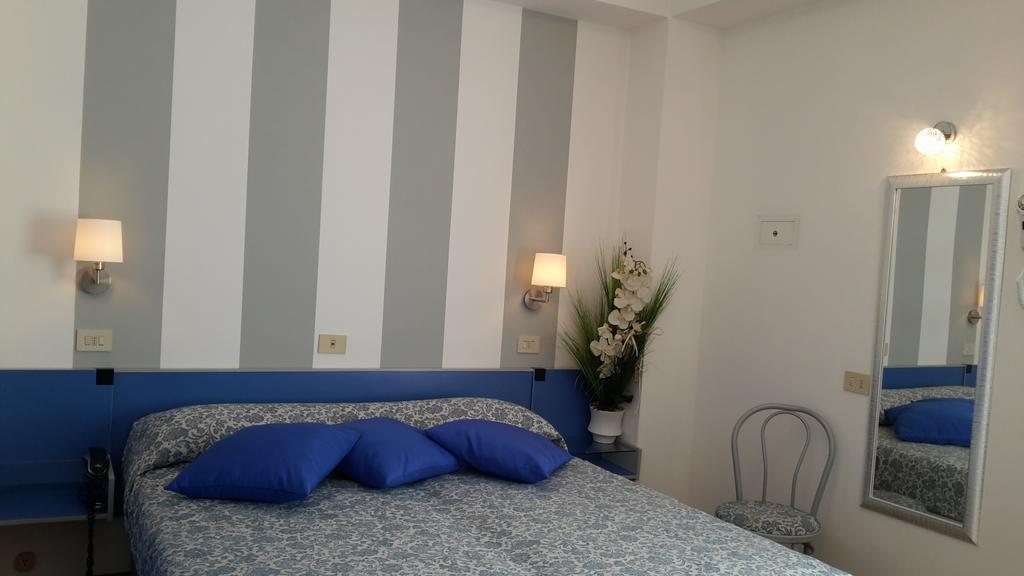 Hotel Mon Pays Риччоне Экстерьер фото